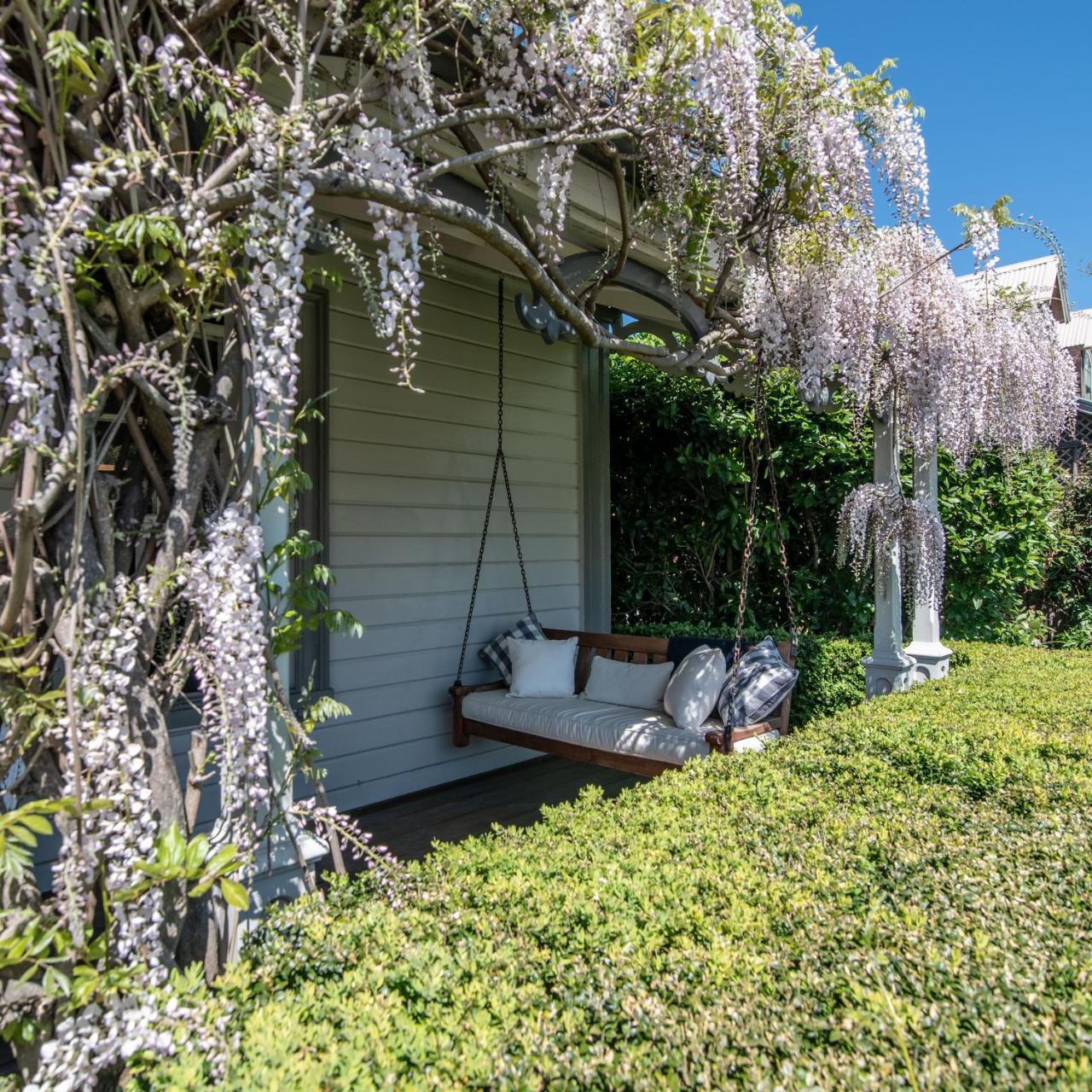 アカロア French Bay House Bed & Breakfast エクステリア 写真